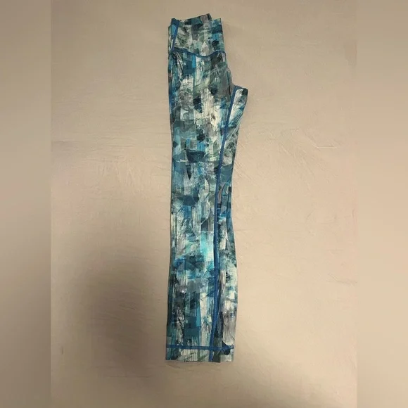 Lululemon High Rise Crop Leggings. Size 2. Blue Green Print. - Picture 4 of 4